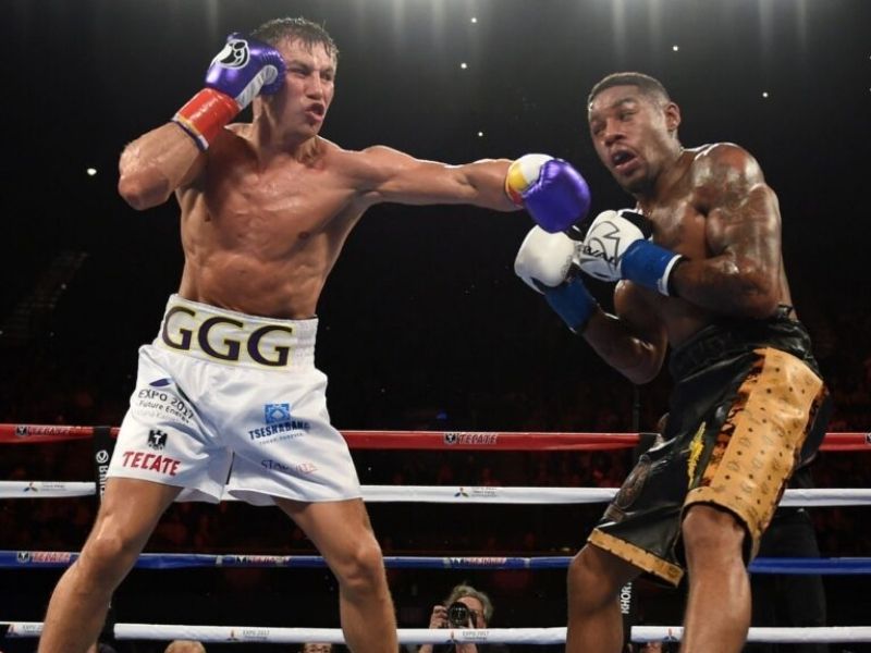 Cú đấm móc trong boxing cần phải có sự kết hợp giữa tay trái và tay phải