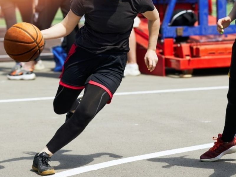 Hướng dẫn chi tiết kỹ thuật dẫn bóng trong bóng rổ chuẩn nhất 4 Khi dẫn bóng về phía trước, tay sẽ tiếp xúc với phần trên và sau của bóng