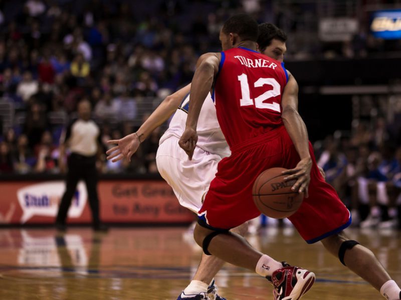 Hướng dẫn chi tiết kỹ thuật dẫn bóng trong bóng rổ chuẩn nhất 6 Kỹ thuật dẫn bóng sau lưng rất hiệu quả và nâng cao