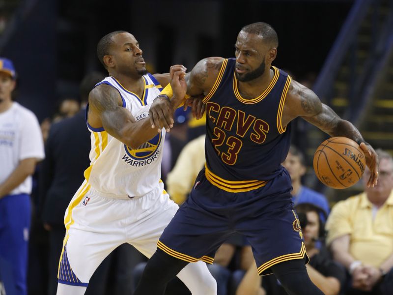 Hướng dẫn chi tiết kỹ thuật dẫn bóng trong bóng rổ chuẩn nhất 7 Kỹ thuật dẫn bóng cao tay thường được sử dụng khi không có đối thủ kèm chặt