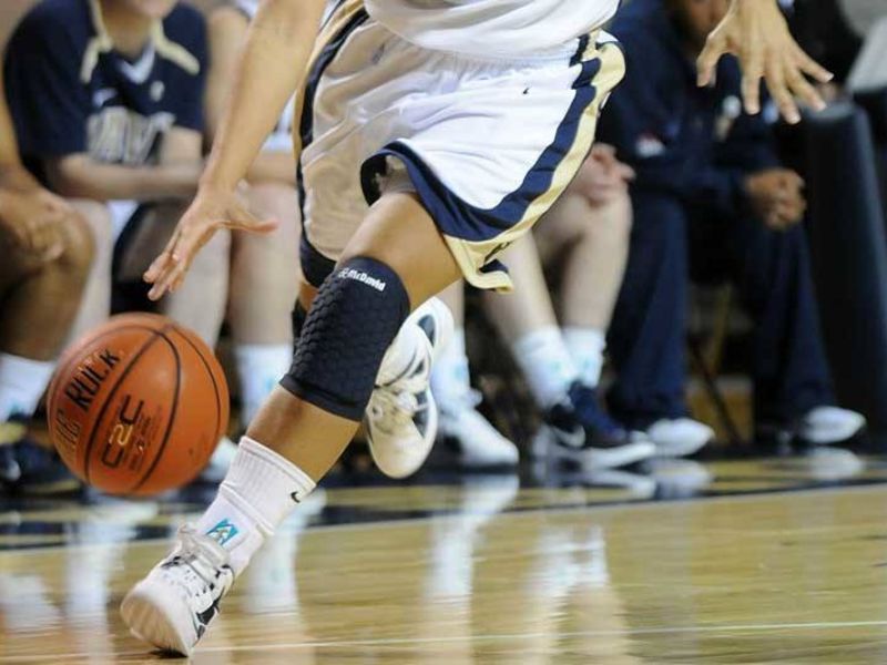 Hướng dẫn chi tiết kỹ thuật dẫn bóng trong bóng rổ chuẩn nhất 8 Kỹ thuật dẫn bóng thấp tay là một phương pháp nâng cao, đòi hỏi kỹ thuật vững chắc