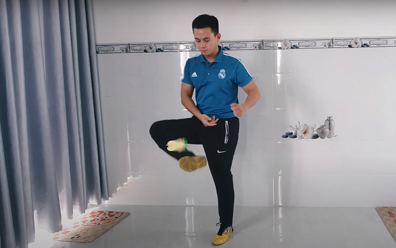 Kỹ thuật tâng cầu bằng má trong bàn chân