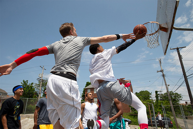 Kỹ thuật Slam Dunk đòi hỏi người chơi phải có khả năng bật nhảy tốt