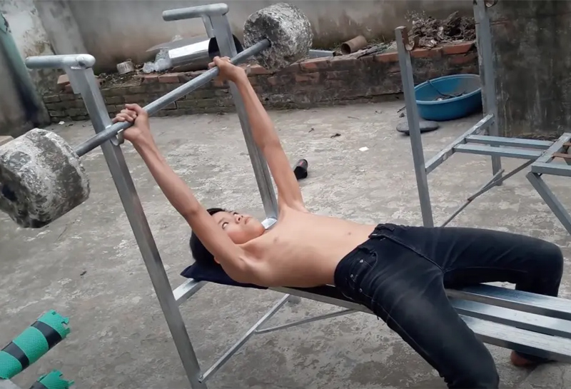 Tập với giàn tạ đa năng tự làm tại nhà