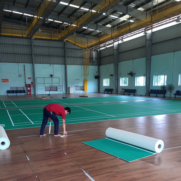 Trải thảm sân cầu lông