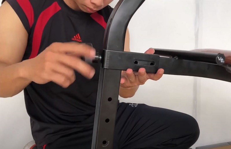 Lắp ráp khung chính ghế tập bụng