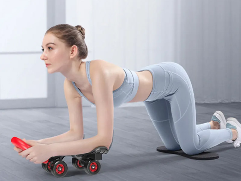 Tập với con lăn tập bụng giúp giảm mỡ và tạo múi bụng săn chắc