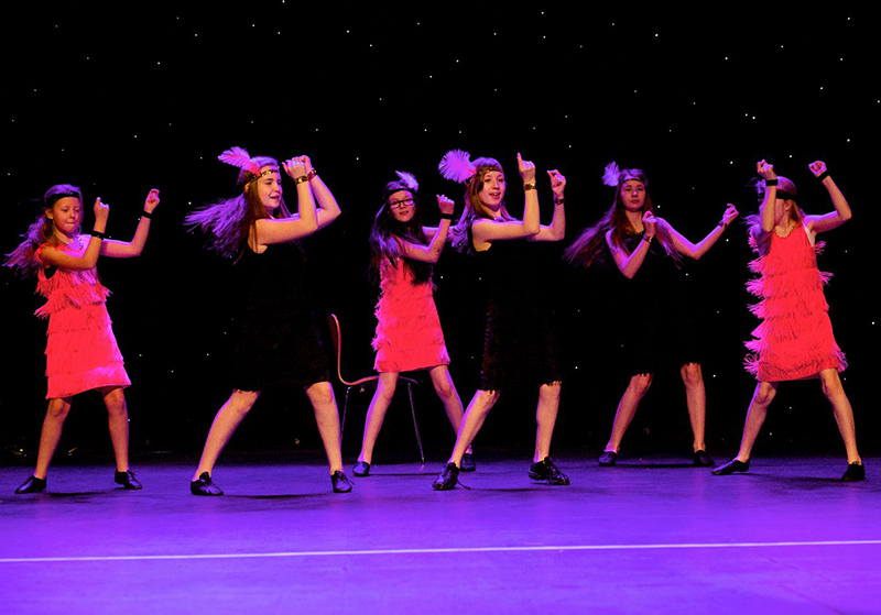 Shuffle Dance là gì? Nhảy Shuffle Dance có tác dụng gì? 7 Chọn trang phục phù hợp để có cảm giác thoải mái khi nhảy Shuffle Dance