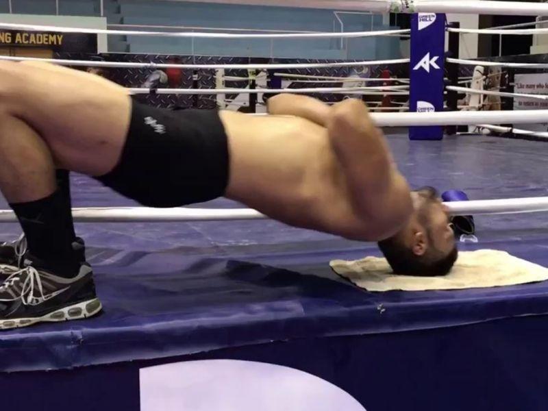 Bài tập phụ trợ boxing: Tăng cường cơ cổ