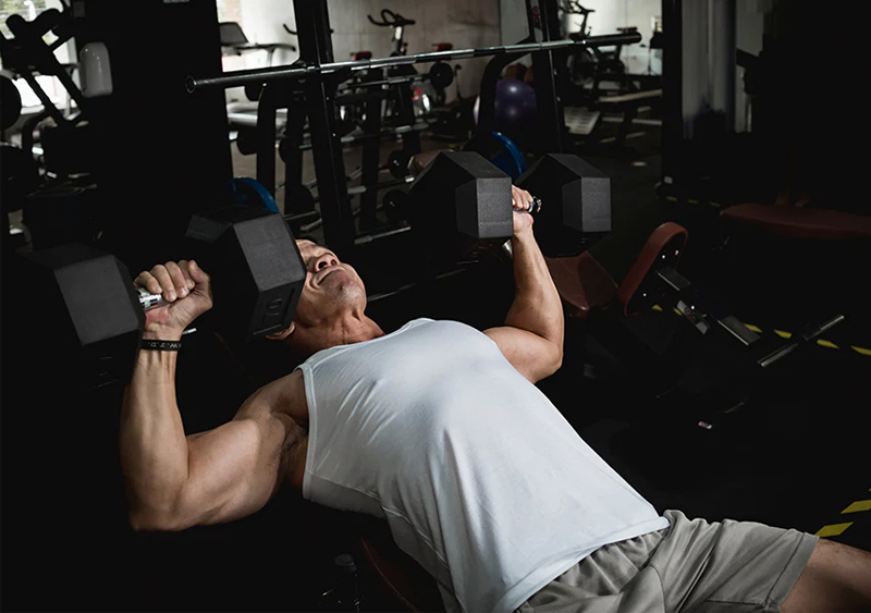 Tập thể hình với tạ Dumbbell