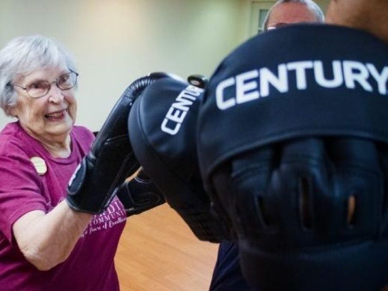 người lớn tuổi tập boxing