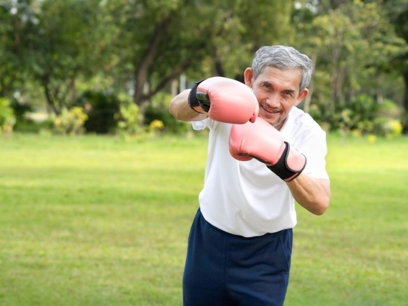 Tập boxing giúp người già giảm căng thẳng