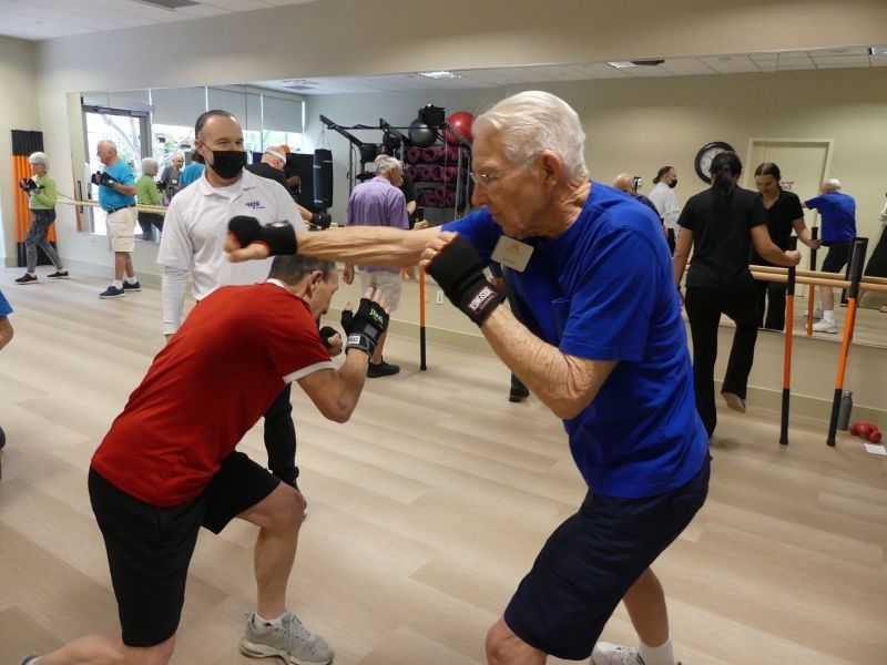 Người lớn tuổi chơi boxing