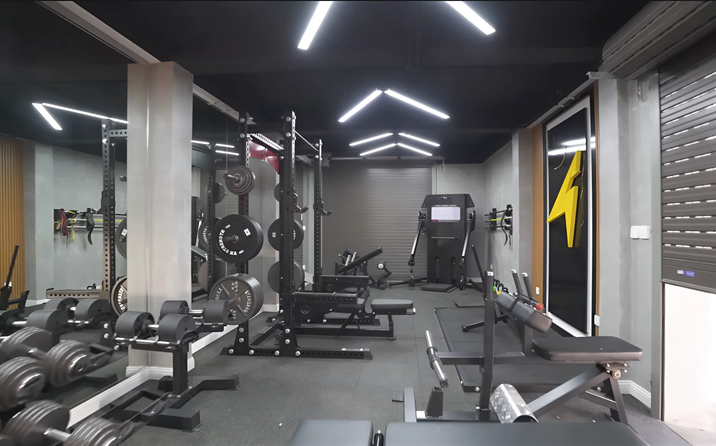 Thảm cao su dày dặn được lắp đặt trong các phòng tập gym