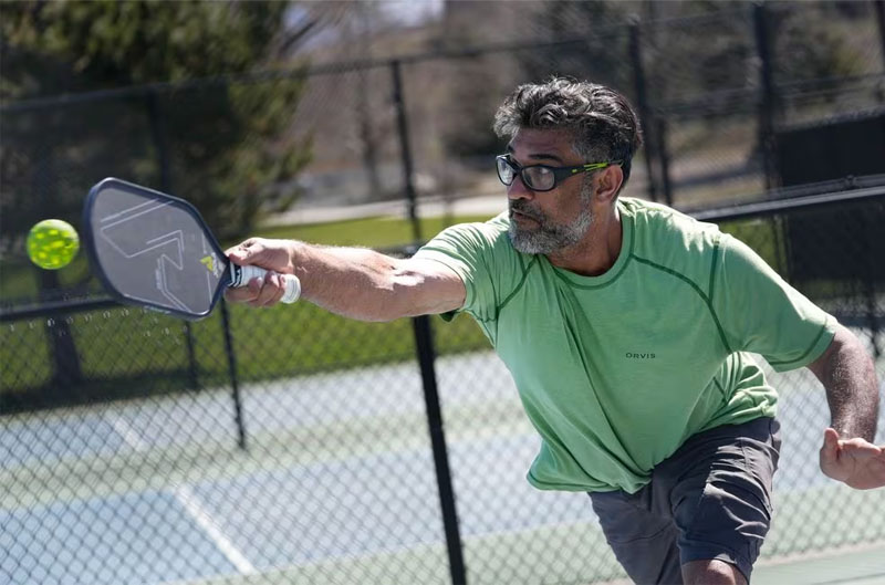Đánh bóng đúng kỹ thuật để tránh chấn thương khi chơi Pickleball