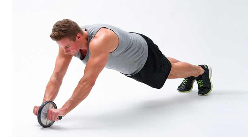 Plank với con lăn giúp săn chắc cơ bụng và bắp tay hiệu quả