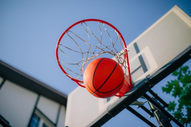 Lựa chọn quả bóng rổ có quy định đạt chuẩn tập luyện