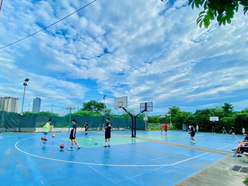 Bề mặt sân bóng rổ Mỹ Đình được phủ lớp sơn chống trơn trượt, đảm bảo an toàn trong suốt quá trình chơi bóng