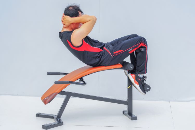 Hướng dẫn gập bụng trên ghế dốc đúng kỹ thuật và hiệu quả 3 tập bụng với ghế cong