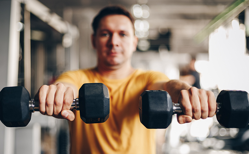 Dumbbell Front Raise là gì? Cách tập và bí quyết cho người mới 3 Tập Dumbbell Front Raise đúng kỹ thuật