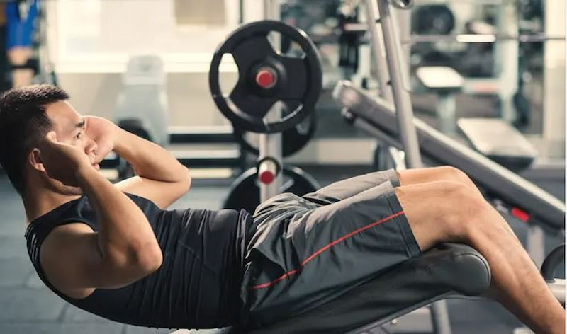 Hướng dẫn sử dụng ghế tập bụng đúng cách chi tiết nhất 2 Tập với ghế tập bụng