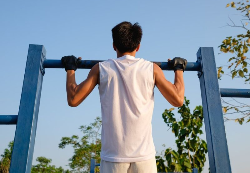 Tập xà đơn đúng cách giúp tránh bị đau tay