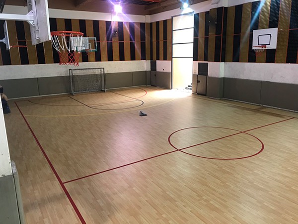 thi cong san the thao tai truong marie curie 1