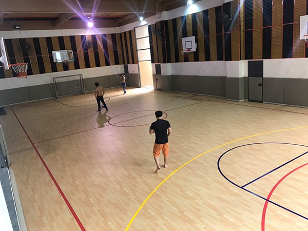 thi cong san the thao tai truong marie curie 2