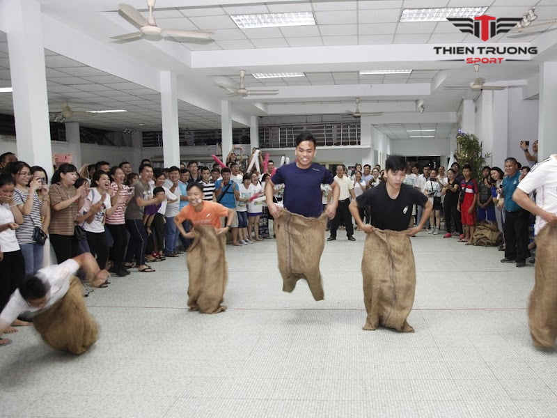 Bao tải nhảy bao bố 6 Bao bố được dùng phổ biến cho tập thể tại cơ quan, trường học, trại hè, du lịch tập thể, team building…