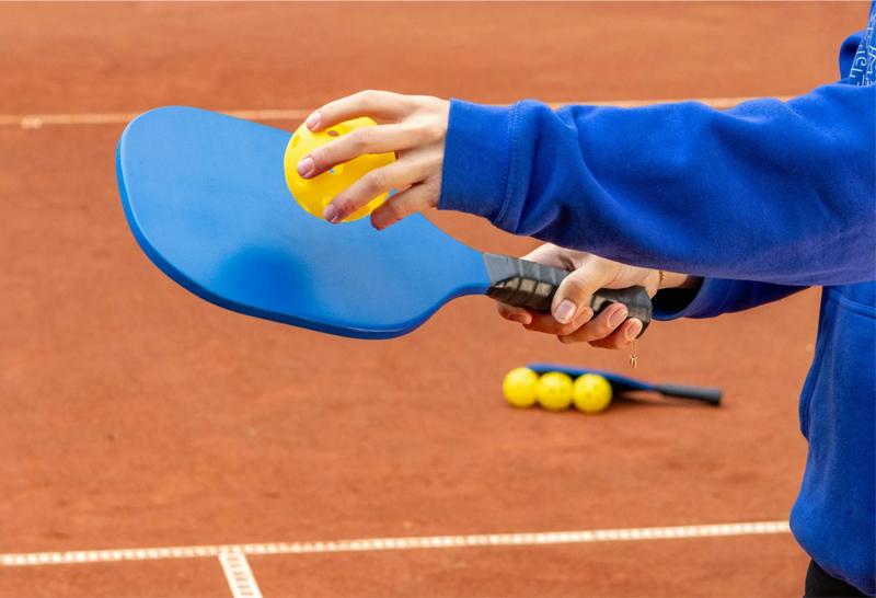 Lợi ích áp dụng kỹ thuật giao bóng xoáy trong môn pickleball