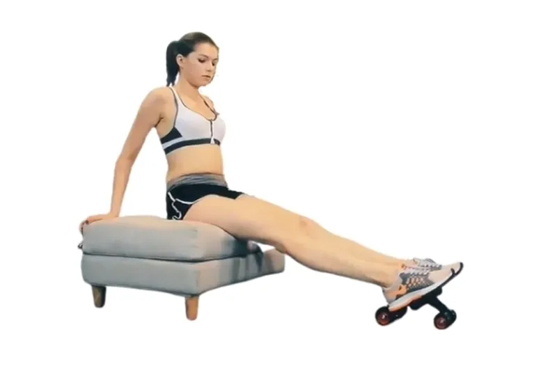 Bài tập ngồi đẩy chân với con lăn tập bụng