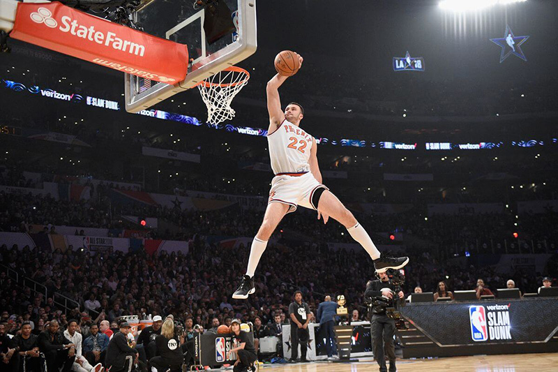 Slam dunk là gì? 5 bước thực hiện kỹ thuật Slam Dunk hiệu quả 16 Úp bóng xuống rổ với tốc độ nhanh và dứt khoát