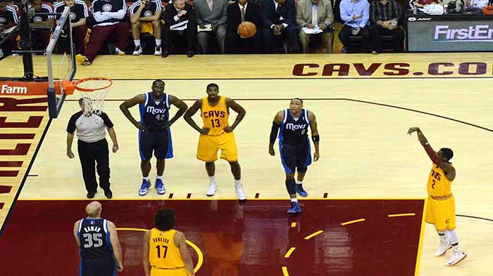 Cách tính điểm bóng rổ chính xác theo luật bóng rổ Fiba 2 vị trí ném phạt trên sân bóng rổ