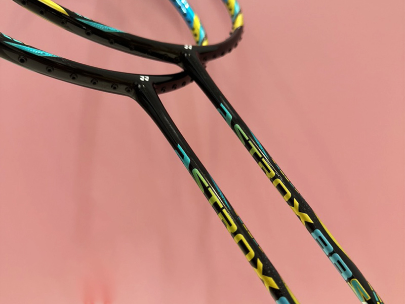 Điểm cân bằng vợt cầu lông là gì? Cách đo điểm cân bằng vợt 9 Vợt cầu lông Yonex Astrox 88S Play