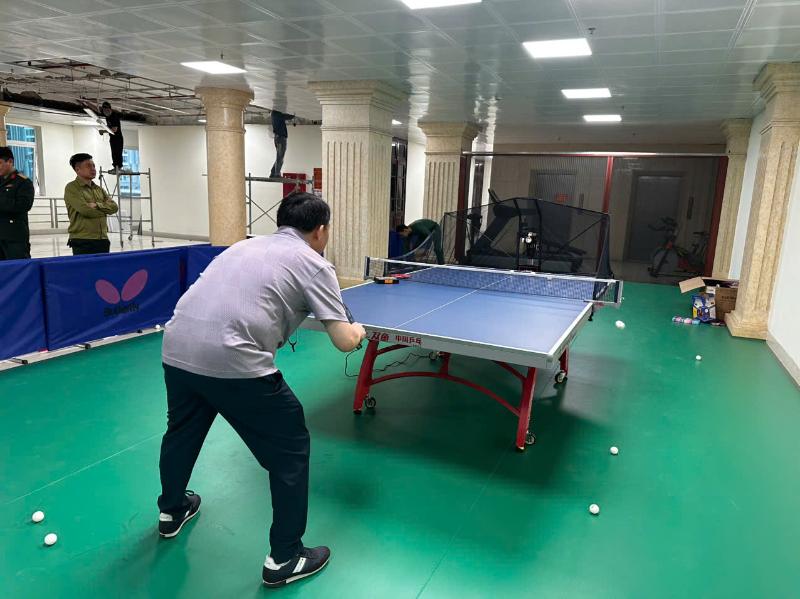 Tập với máy bắn bóng bàn cùng bài tập giật bóng xoáy lên 3 điểm 