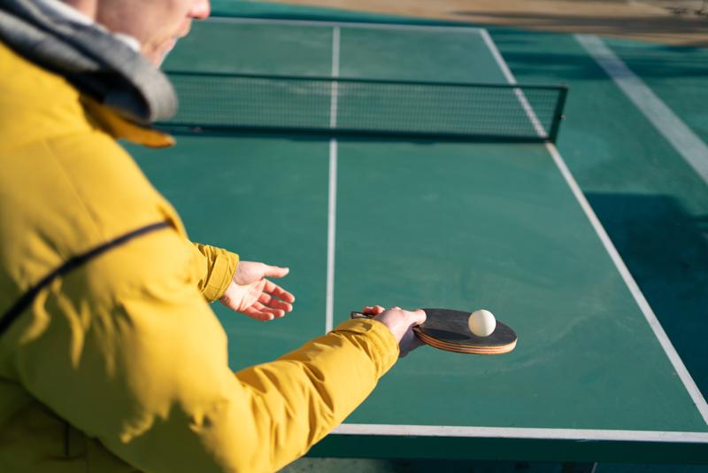 cầm vợt bóng bàn 