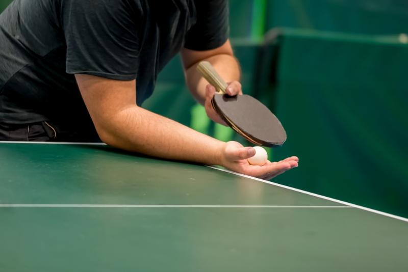 cầm vợt bóng bàn 