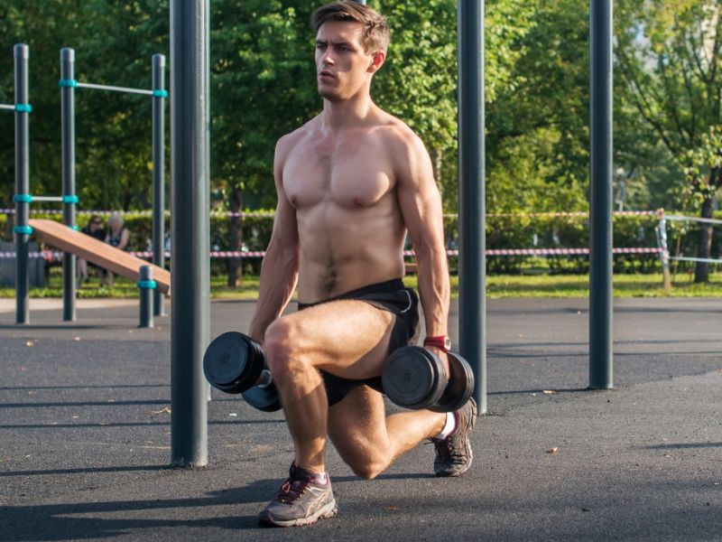 Tập Dumbbell Walking Lunge
