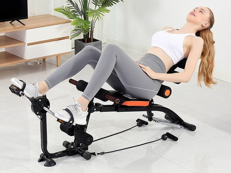 Tập đạp xe với máy tập bụng