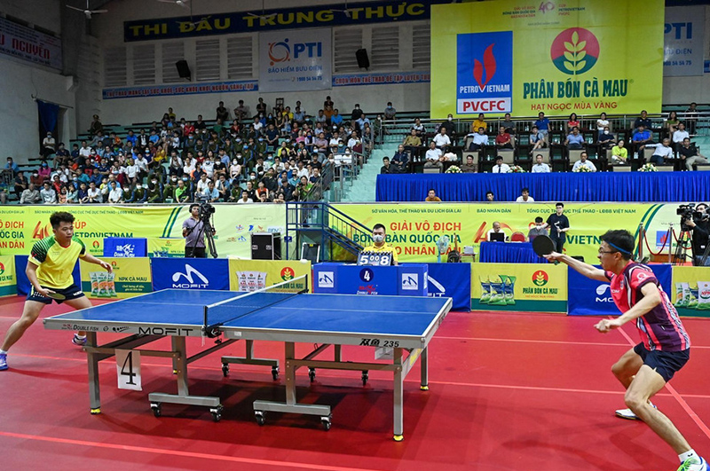 Vũ Quang Hiền thi đấu bóng bàn