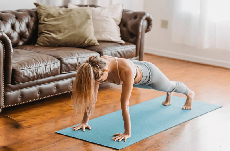 Hướng dẫn một số bài tập cơ vai hiệu quả tại nhà 4 Bài tập Plank to Downward Dog