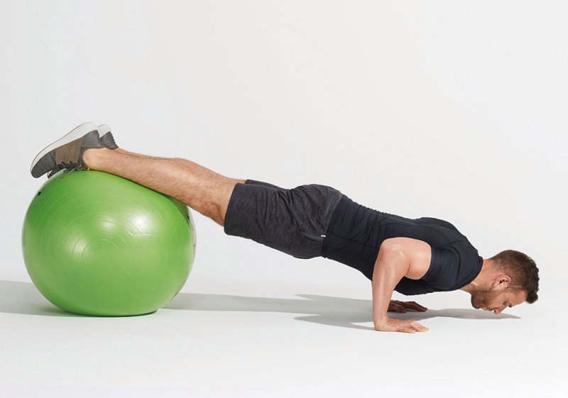 Chống đẩy nâng chân cao