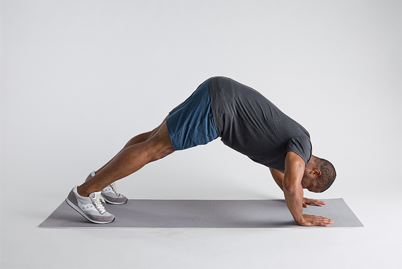 Hướng dẫn một số bài tập cơ vai hiệu quả tại nhà 1 Tập chống đẩy chữ V ngược