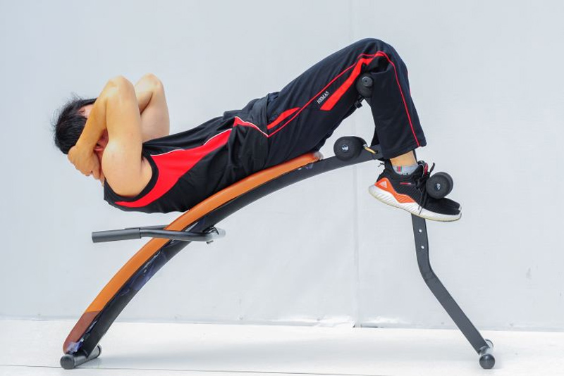 Ghế cong tập bụng có hiệu quả không? Nên mua loại nào tốt? 4 Tập gập bụng với ghế cong