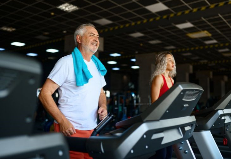 Những lưu ý cho người cao tuổi khi tập với máy chạy bộ 4 Tập với máy chạy bộ