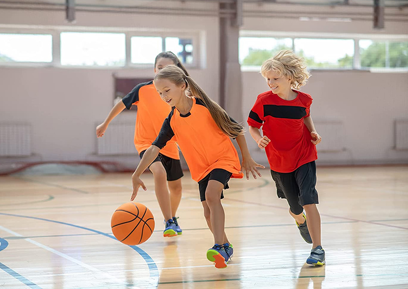 Trẻ em chơi bóng rổ tại trường học 