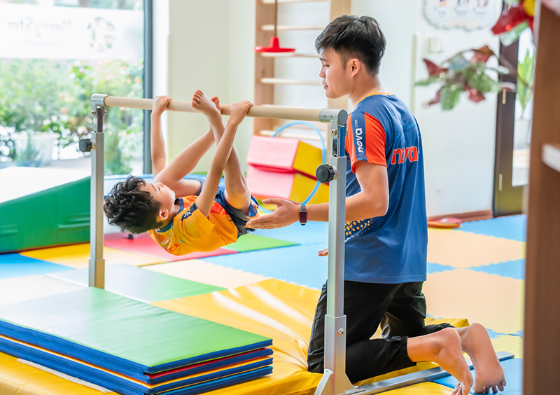 Xà đơn rèn luyện thể dục tại trường 