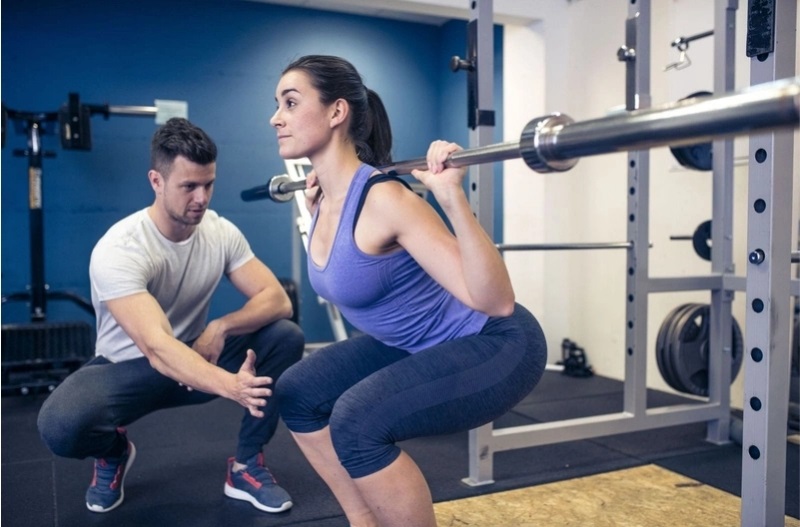 Squat là gì? Hướng dẫn thực hiện 7 bài tập squat đúng cách 9 Squat là gì