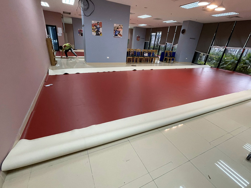Hướng dẫn thi công thảm sân bóng bàn đạt chuẩn thi đấu 2 Trải thảm sân bóng bàn