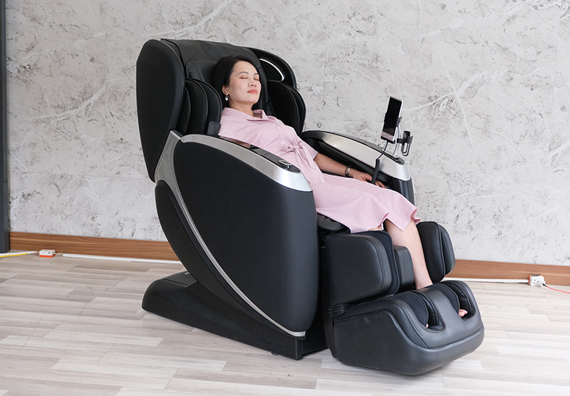 Khách hàng trải nghiệm ghế massage Oreni OR-390